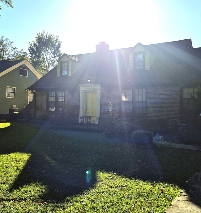 Primary Photo - MOVE-IN SPECIAL 1/2 OFF 1ST MONTH'S RENT!!