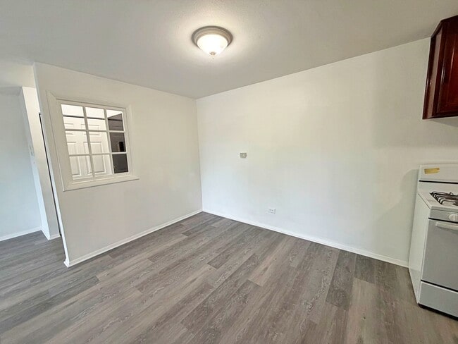 Building Photo - 841 Blossom Ln