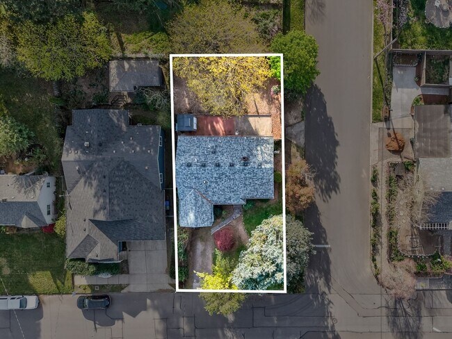 Building Photo - 345 NW Norman Ave