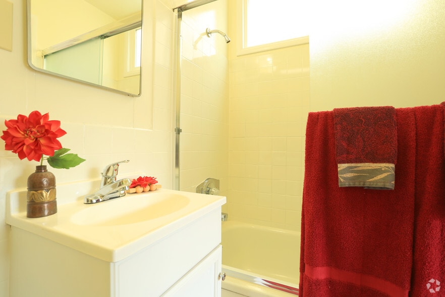 1Bedroom: Bathroom - Juniper