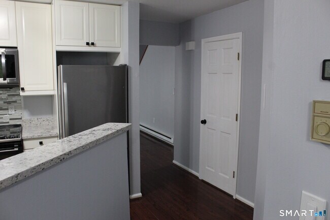 Building Photo - 8 Rose Ln