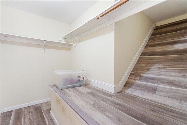 Building Photo - 2717 Knollwood Dr