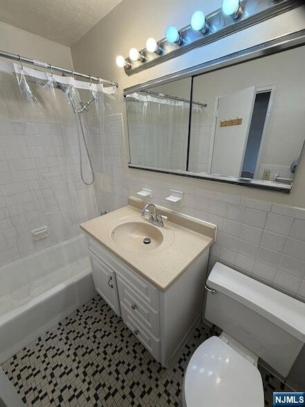 Building Photo - 39 E 39th St