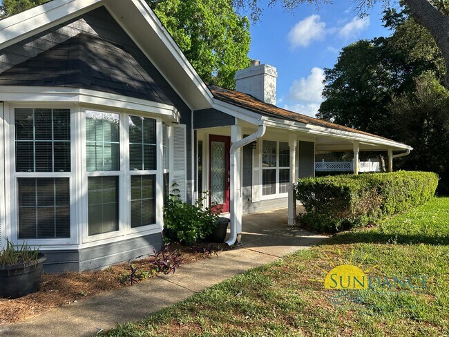 Building Photo - Charming 3-Bedroom Home in Prime Navarre L...