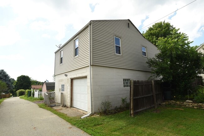 Building Photo - 2-Bedroom, 1-Bath Single-Family Home with Integral Garage and Renovated Interior for Rent