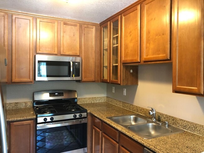 Building Photo - Super Cute and Close to Lake! Ready for Immediate move in!