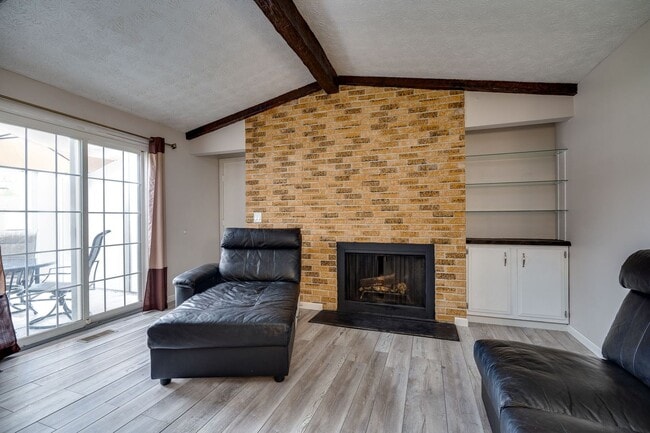 Building Photo - COME SEE THIS BEAUTY!