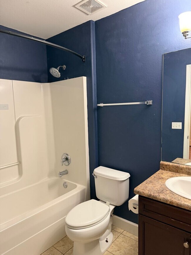 Building Photo - 3/2 home located just off N. Meridian and Available NOW.
