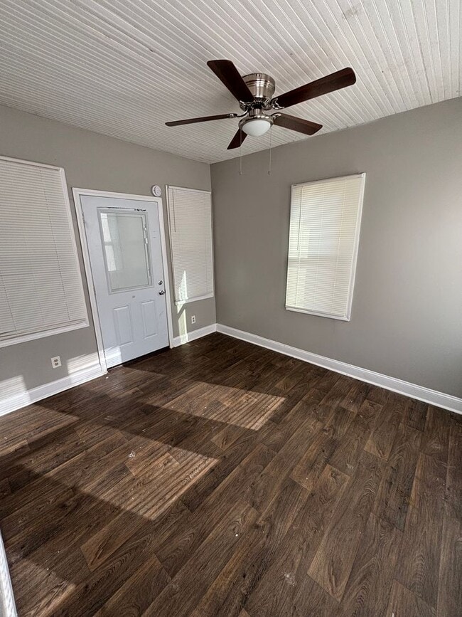 Building Photo - Coming Soon! 3 bedroom 1 bathroom house !