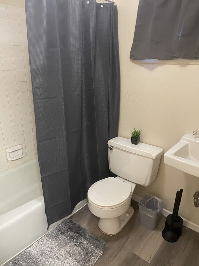 Building Photo - 380 S Wagon Wheel Dr