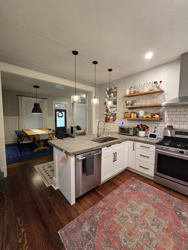 Building Photo - Updated HISTORICAL Downtown Home w/fenced ...