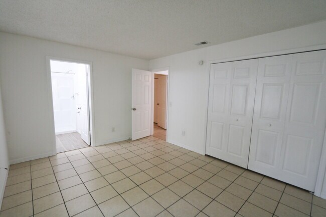 Building Photo - Freshly updated 2 bedroom 2 bath villa in ...