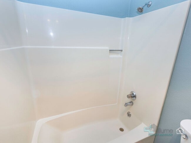 Building Photo - 1-Month Rent Free! Condo Near OHSU with Huge Deck, Stunning Views and Parking