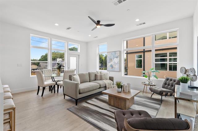 Building Photo - 727 W 10th St