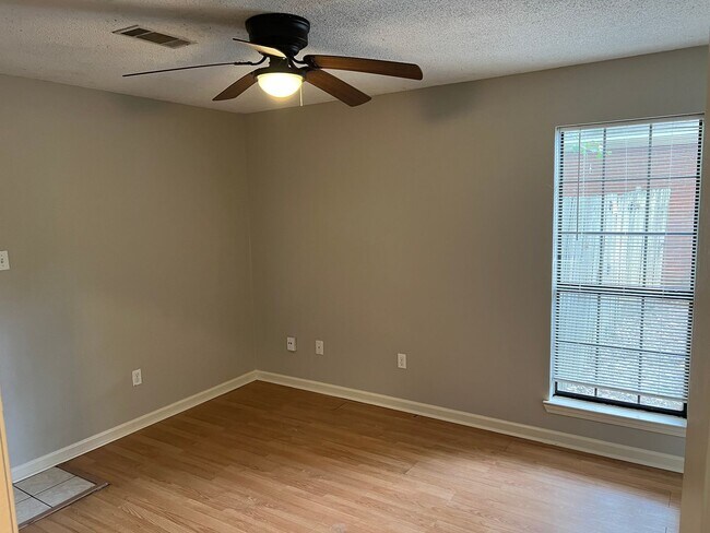 Building Photo - 2135 Raintree Dr
