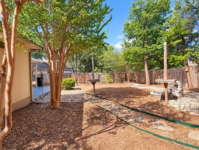 Building Photo - 807 Hilltop Dr