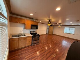 Building Photo - 835 H St