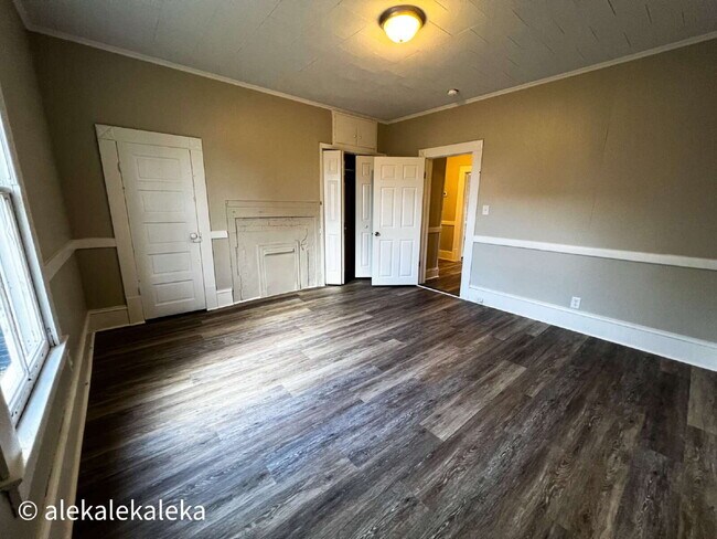 Building Photo - 1113 W Webb Ave