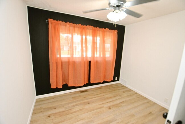 Building Photo - Northside Ranch style home near the riverwalk
