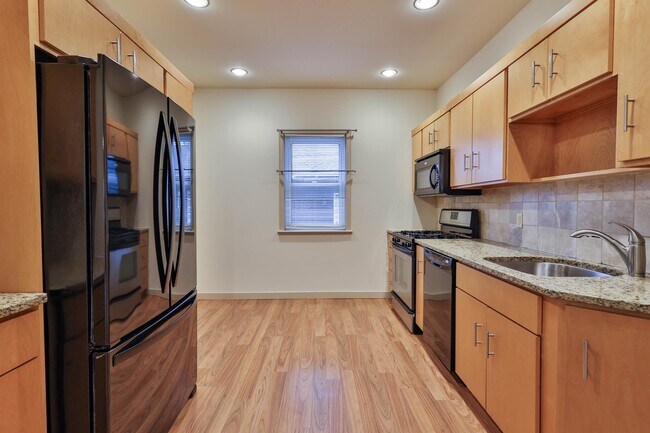 Building Photo - 1104 Elm St