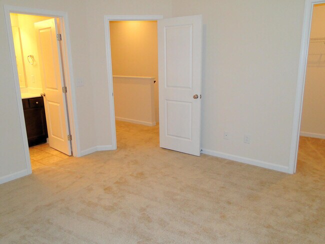 Building Photo - 8814 Commons Townes Dr