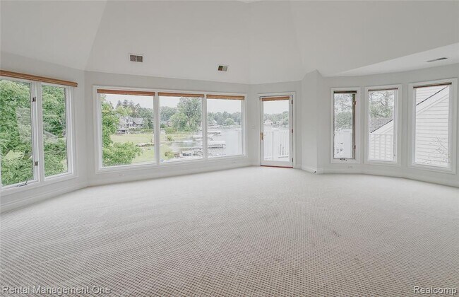 Building Photo - 5742 Putnam Dr