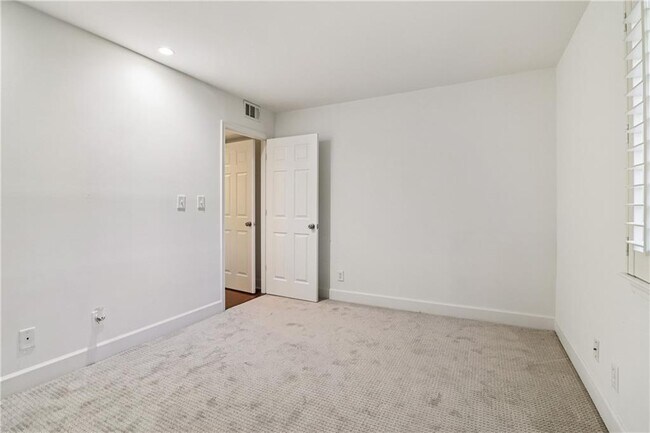 Building Photo - 2930 Torreya Way SE