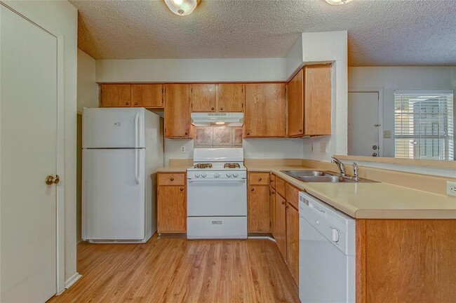 Building Photo - 400 Hedgewood Dr