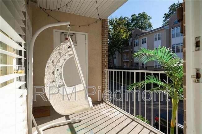 Building Photo - 220 Renaissance Pkwy NE