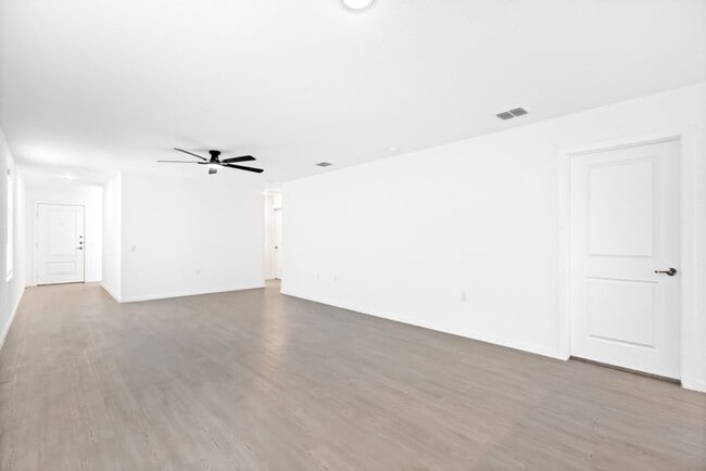 Building Photo - 1355 Loop St