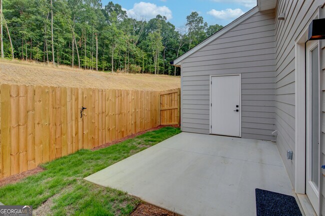 Building Photo - 119 Chateau Dr SE