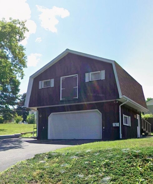 Garage with bonus room - 5 Lynn St
