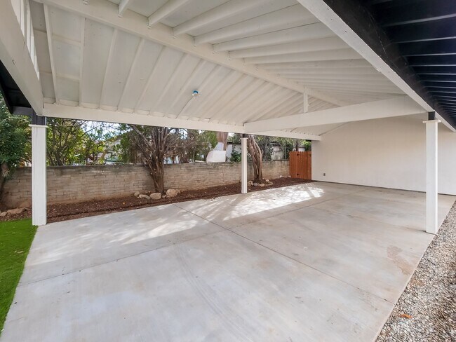 Building Photo - Newly Renovated 4BR Lamanda Park Units!