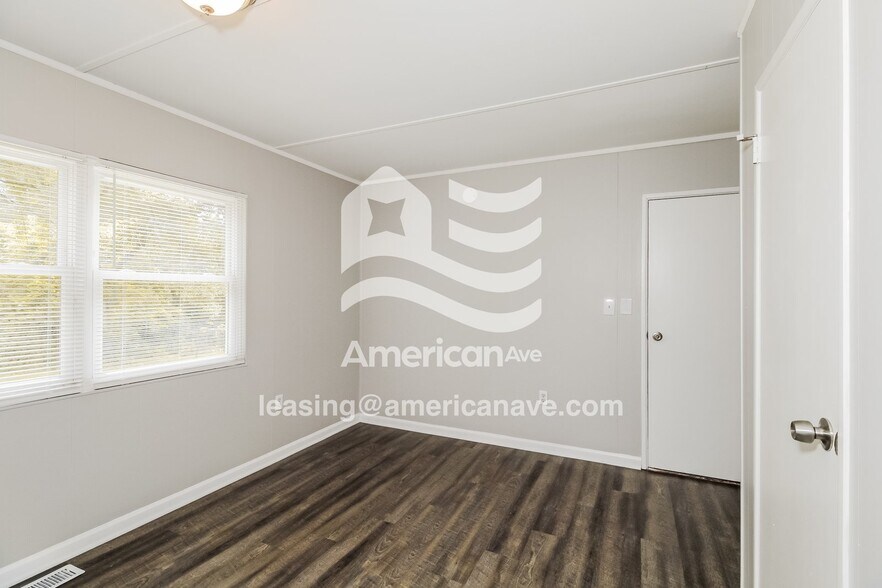 Building Photo - 2945 Eastway Dr