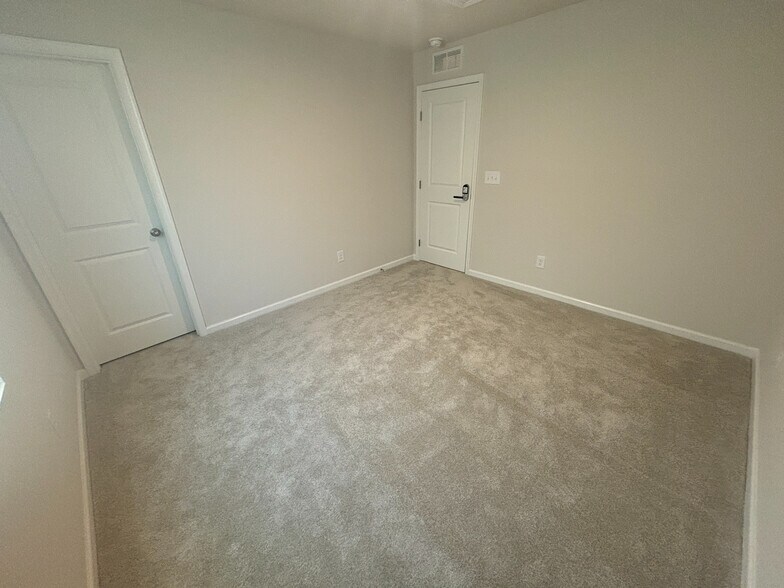 Building Photo - Room in House on Glacis Ct