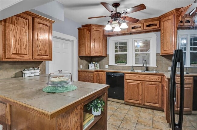 Building Photo - 722 S College St