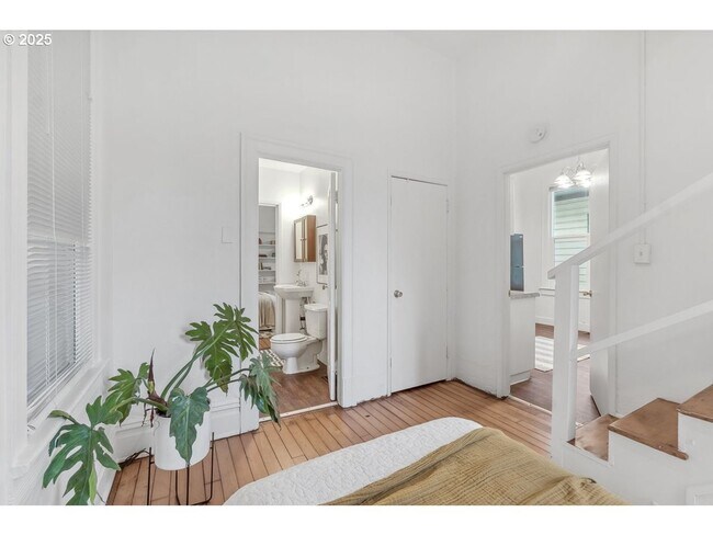 Building Photo - 2Bd/1Ba + Bonus Room Located in the Popula...