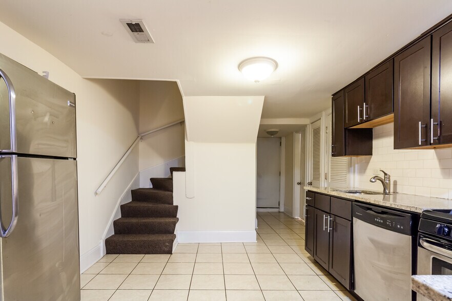 Building Photo - 877 W Lill Ave