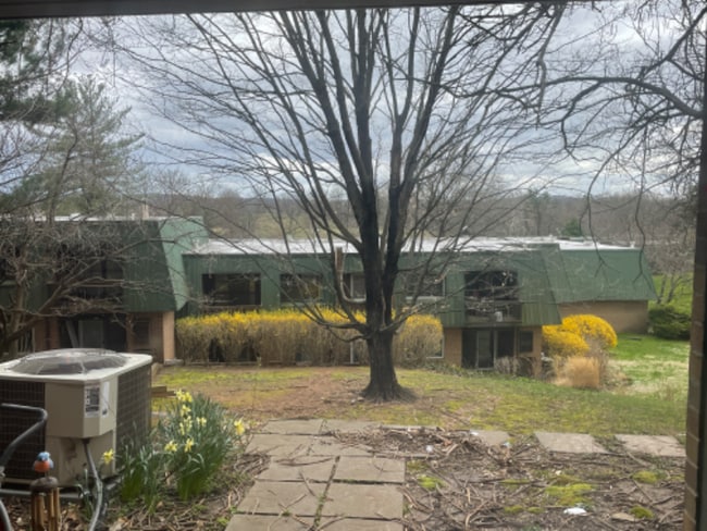 Building Photo - 400 Meadowview Ln