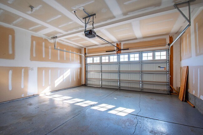 Building Photo - Elegant Townhome Near Southpoint Mall!