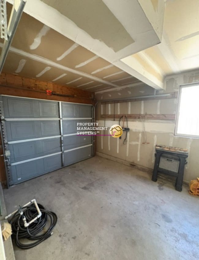 Building Photo - 3 Bedroom Home in Kearns