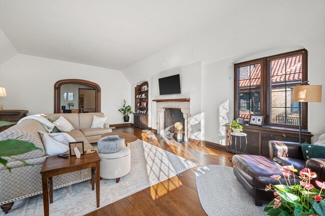 Building Photo - 2835 N Lake Dr