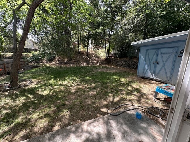 Building Photo - 2 bedroom 1 bath duplex