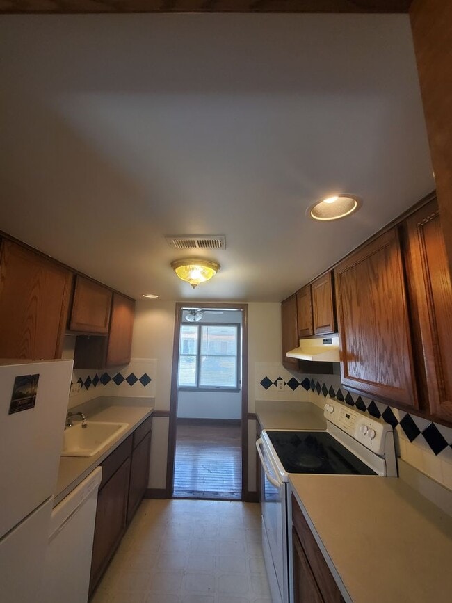 Building Photo - Townhome in Convenient Location
