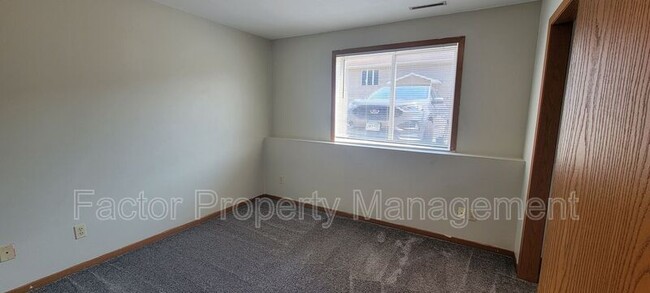 Building Photo - 160 Balcerzak Dr
