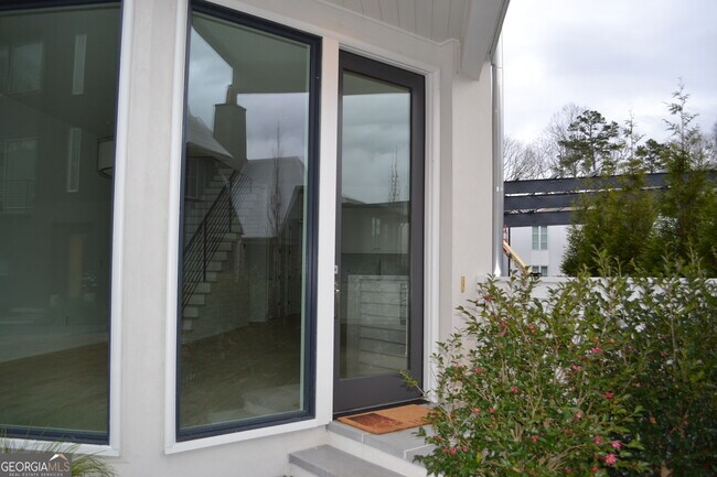 Building Photo - 370 2nd St