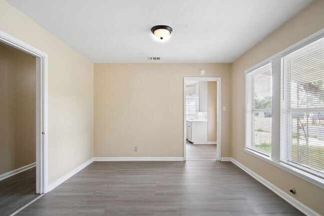 Building Photo - Close to Local Amenities and Downtown