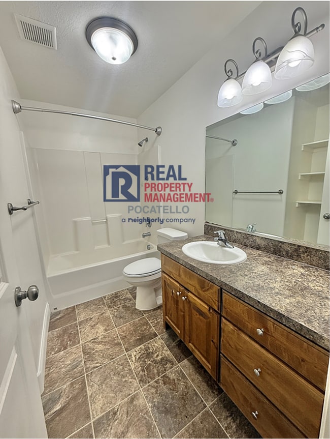 Building Photo - Beautiful 3 bed 2 bath house - 2 car Garage