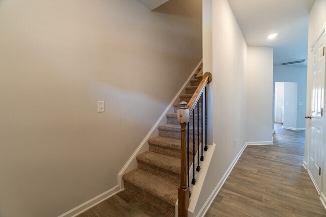 Building Photo - Townhome in a great location!
