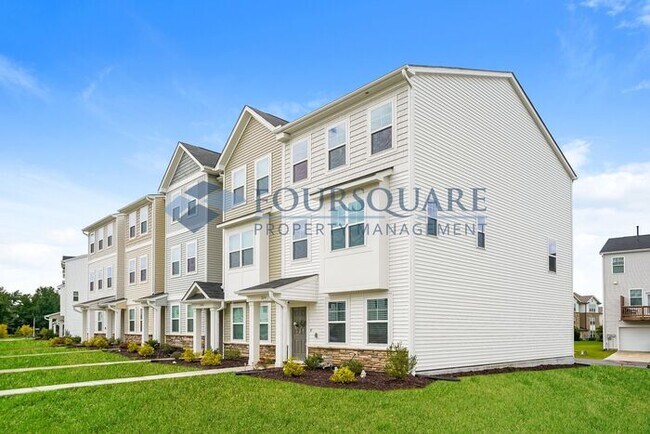Building Photo - Three Story Town Home | Entry Level Bedroo...